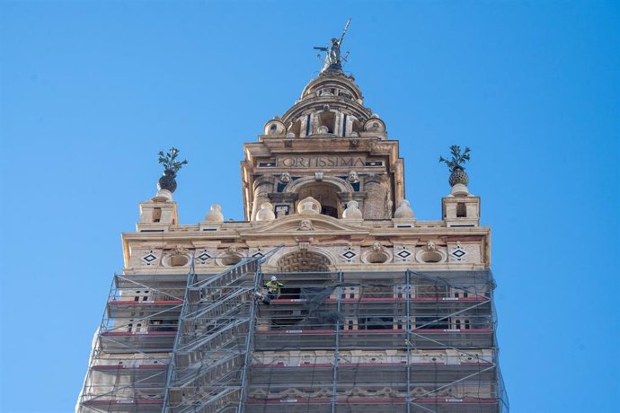 Archivo - Retirada de los andamios de la fachada de La Giralda a 29 de febrero de 2024.