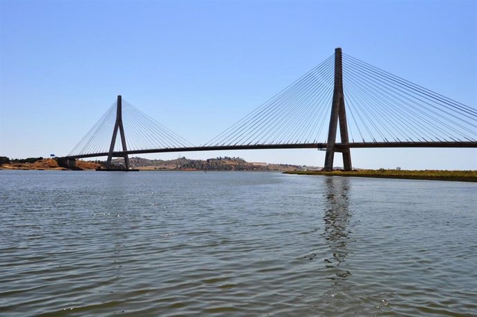 Archivo - Puente sobre el río Guadiana. 