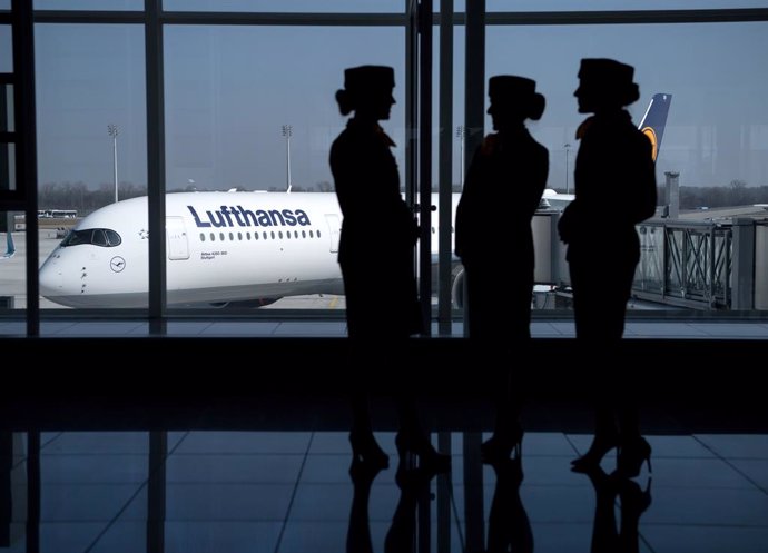 Archivo - Flight attendants of Deutsche Lufthansa AG stand at the airport in Munich. 