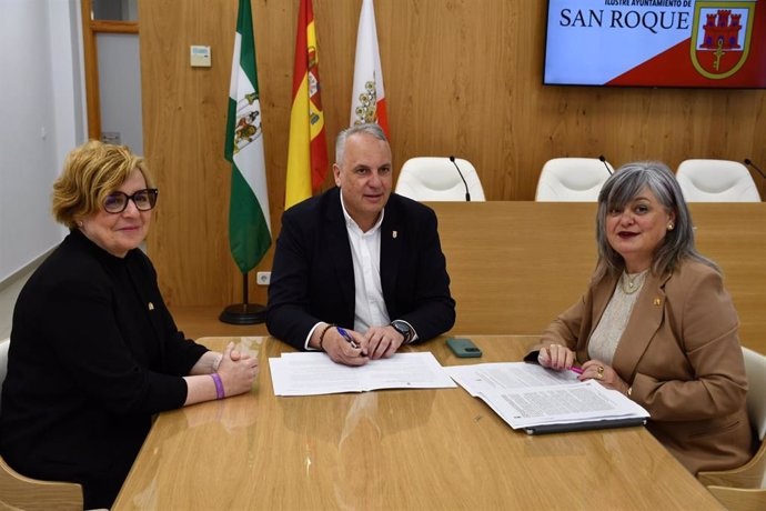 La subdelegada del Gobierno, Blanca Flores, con el alcalde de San Roque, Juan Carlos Ruiz Boix.