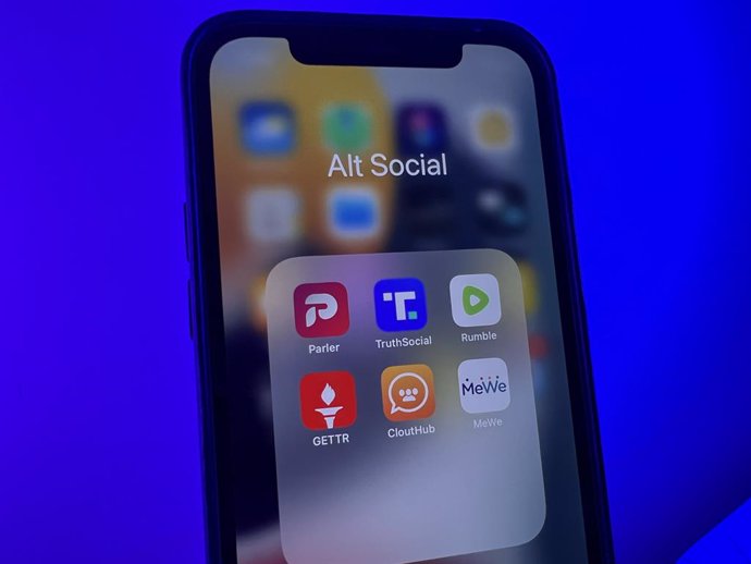 Archivo - FILED - 21 February 2022, US, New York: The apps Paler, Truth Social, Rumble, Gettr, CloutHub and MeWe on an iPhone 12. Photo: Christoph Dernbach/dpa
