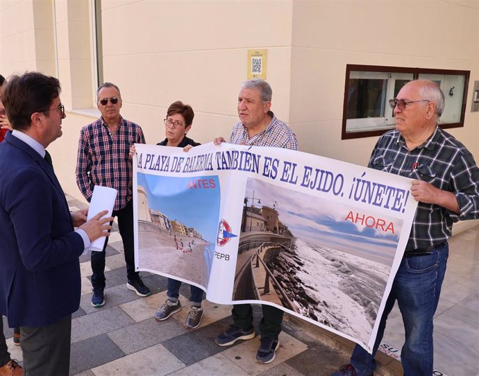 El alcalde de El Ejido, Francisco Góngora, atiende a miembros de la plataforma en defensa del litoral de Balerma.
