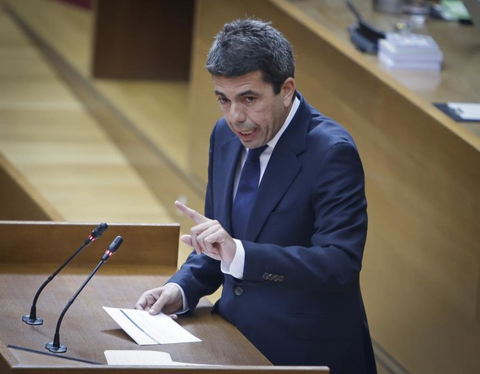 Archivo - Arxiu - El president Carlos Mazón en la sessió de control a Les Corts