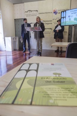 El diputado de Cultura, José María Bravo, explica el programa junto al vicedecano de la UVa en Segovia, Agustín García matilla.