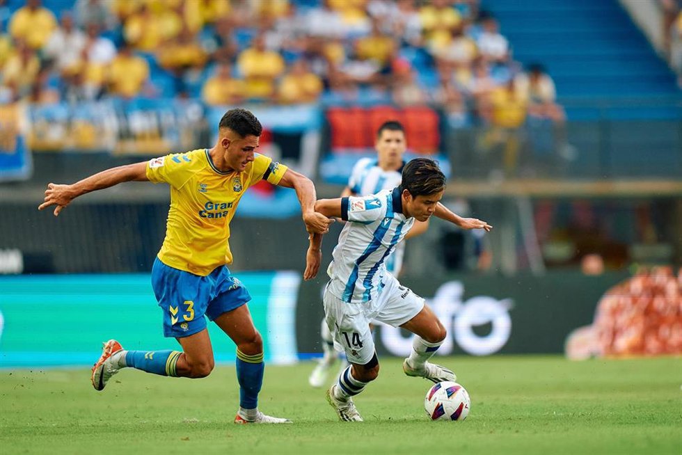 Archivo - Sergi Cardona y Take Kubo en el Las Palmas-Real Sociedad de la primera vuelta