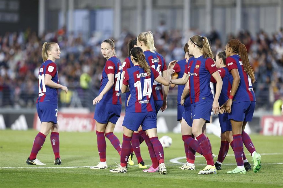 Archivo - Las jugadoras del FC Barcelona celebran un gol