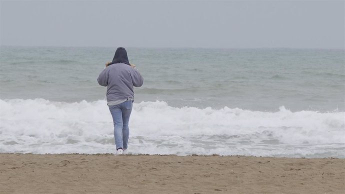 Archivo - Turistas en la playa de la Malvarrosa de València.