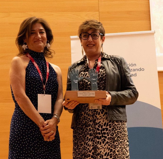 Geno Ochando (dcha.), presidenta del OMD, recoge el premio de manos de Inmaculada Romero Sánchez, secretaria general del Sindicato Médico de Córdoba.