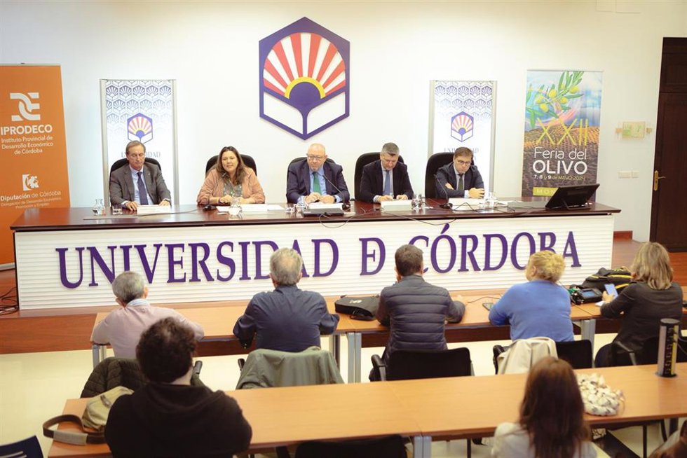 (Desde Izda.) Luis López, Lola Amo, Manuel Torralbo, Francisco Acosta Y Juan Antonio Polo, En La Presentación En El Rectorado De La UCO De La XXII Feria Del Olivo De Montoro.