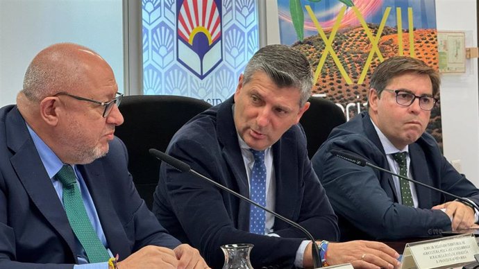 Francisco Acosta (centro), durante su intervención, entre el rector de la Universidad de Córdoba, Manuel Torralbo, y el responsable del Comité Oleícola Internacional Juan Antonio Polo.