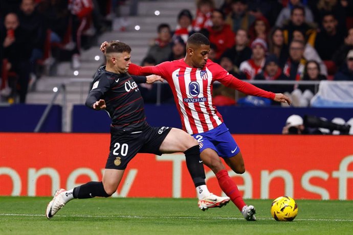 Archivo - Samuel Lino, jugador del Atletico de Madrid, y Giovanni Gonzalez, jugador del RCD Mallorca, en una acción en el encuetro de Liga en el Cívitas Metropolitano entre Atlético de Madrid y Mallorca.