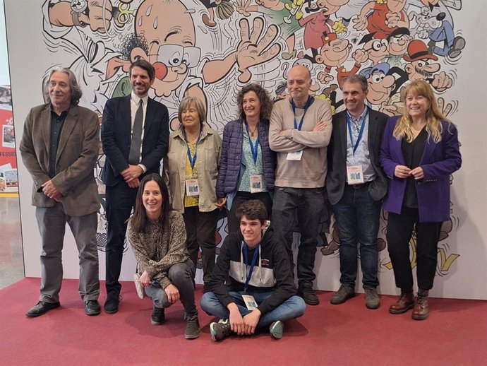 El Ministro de Cultura, Ernest Urtasun, y la consellera de Cultura de la Generalitat, Natlia Garriga, posan junto a responsables del 42 Comic Barcelona en el recinto de Montjuc de Fira de Barcelona