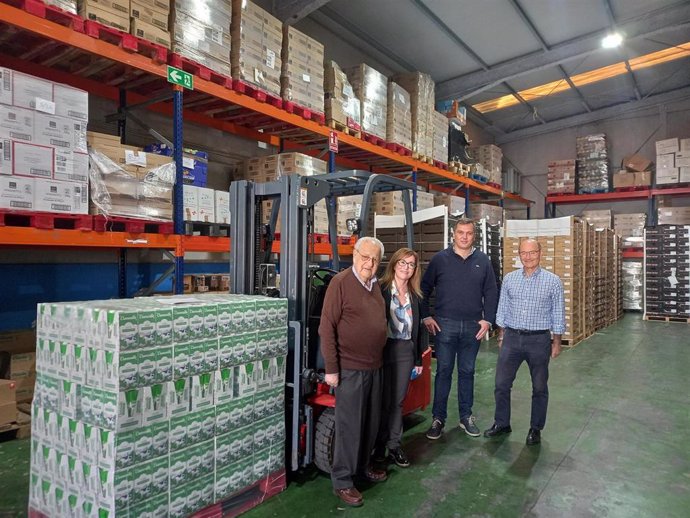 La responsable de Fundación Cepsa, Estrella Blanco, en una visita al Banco de Alimentos de Campo de Gibraltar.