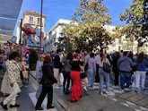 Foto: Vecinos y visitantes se echan a la calle en Granada por cruces, con Reyes Católicos cortada al tráfico rodado