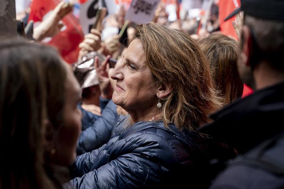 La vicepresidenta tercera y ministra para la Transición Ecológica y el Reto Demográfico, Teresa Ribera, durante una concentración en la calle de Ferraz en apoyo a Pedro Sánchez, en la sede del PSOE, a 27 de abril de 2024, en Madrid (España).