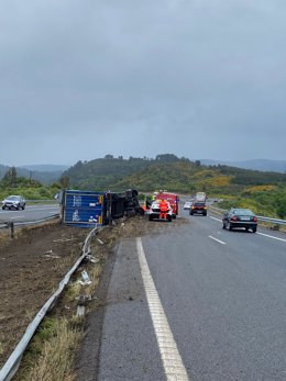 Excarcelada una persona tras volcar con su camión en Melón (Ourense)