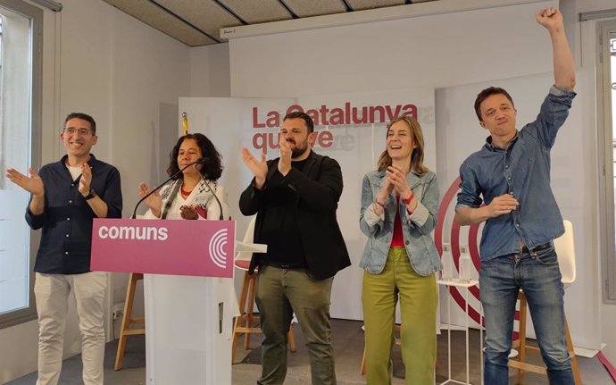 La candidata dels Comuns a presidir la Generalitat, Jéssica Albiach, el portaveu de Sumar en el Congrés, Íñigo Errejón, i els candidats Andrés García Berrio, Susanna Segòvia i Sergi Morales