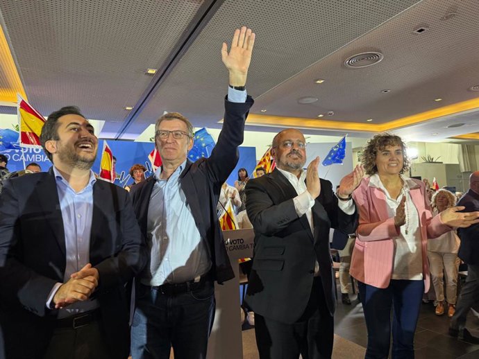 El candidato del PP a las elecciones catalanas, Alejandro Fernández, junto al líder del partido, Alberto Núñez Feijóo; la directora de campaña y cabeza de lista a las europeas, Dolors Montserrat; y el número 11, Cristian Escribano