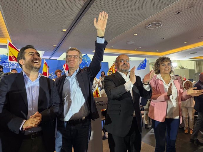 El candidat del PP a les eleccions catalanes, Alejandro Fernández, junt amb el líder del partit, Alberto Núñez Feijóo; la directora de campanya i cap de llista a les europees, Dolors Montserrat; i el número 11, Cristian Escribano