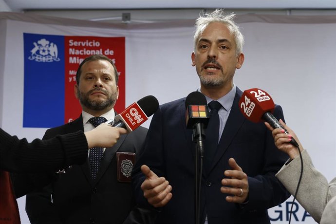 El jefe del Servicio de Migraciones de Chile, Luis Eduardo Thayer, concreta expulsión de 65 personas con destino a Caracas.