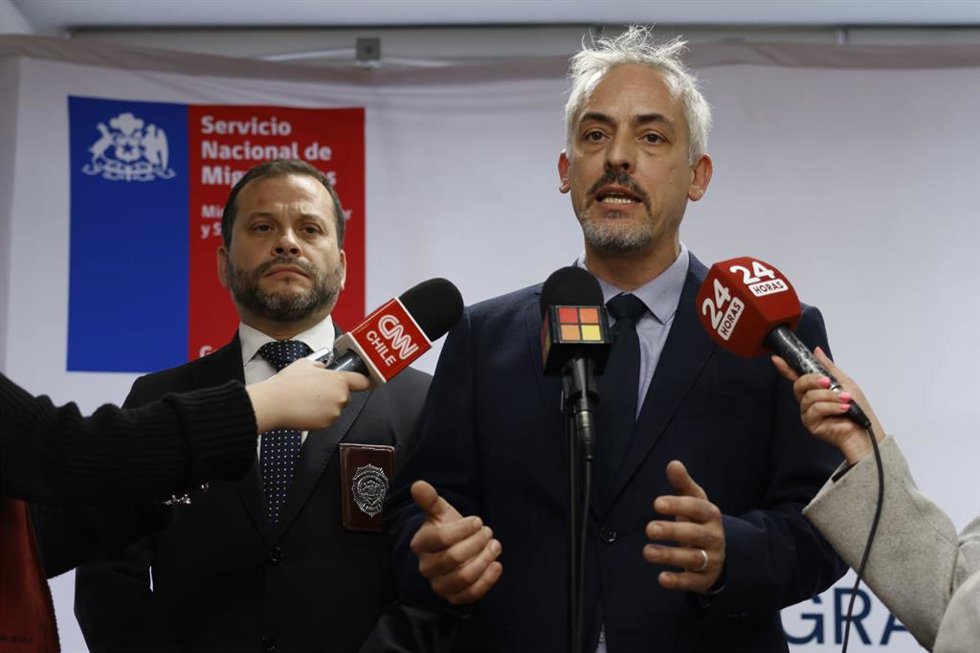 El jefe del Servicio de Migraciones de Chile, Luis Eduardo Thayer, concreta expulsión de 65 personas con destino a Caracas.