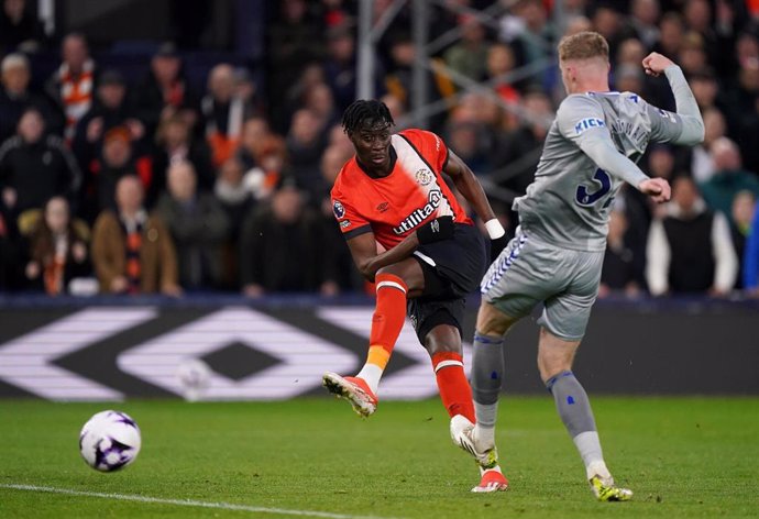 03 May 2024, United Kingdom, London: Luton Town's Elijah Adebayo (L) scores his side's first goal during the English Premier League soccer match between Luton Town and Everton at Kenilworth Road. Photo: Bradley Collyer/PA Wire/dpa