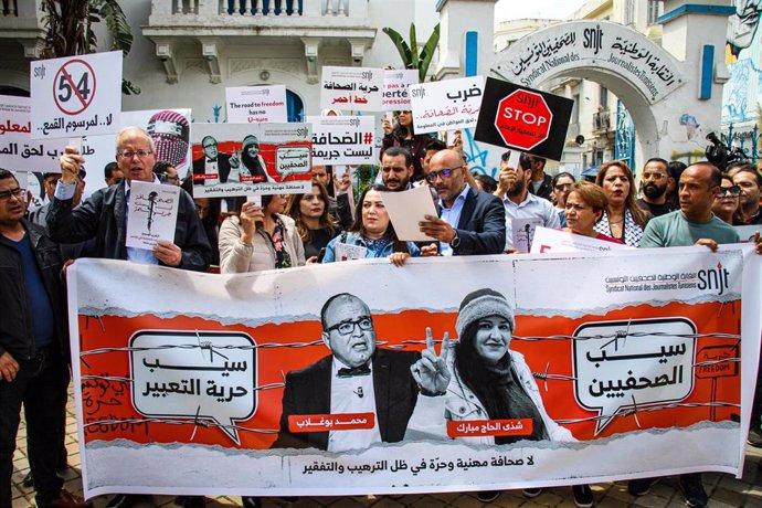 Periodistas se manifiestan por la libertad de prensa en Túnez 