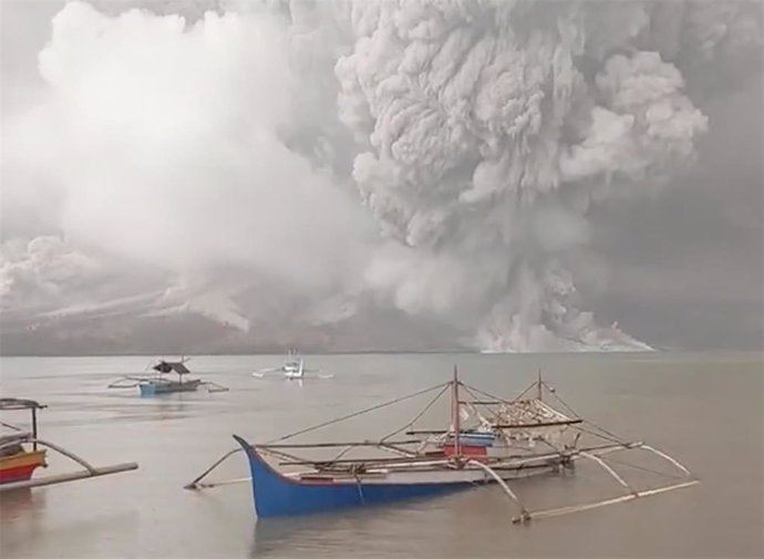 Vista de la erupción del volcán Ruang en el pueblo de Tagulandang, Célebes Septentrional, Indonesia.