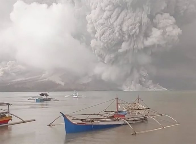 01 May 2024, Indonesia, Sitaro: A view of Ruang volcano eruption in Tagulandang village, Sitaro regency, North Sulawesi, Indonesia. (best quality available) Photo: Sijori Images/Sijori Images via ZUMA Press/dpa