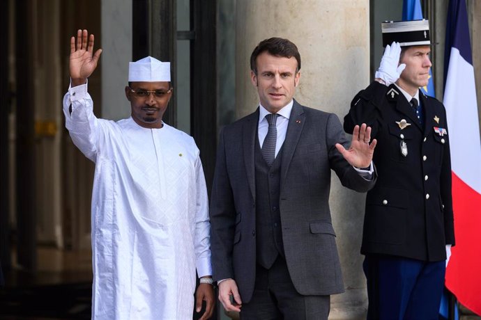 Archivo - Mahamat Idriss Deby Itno, recibido en el Palacio del Elíseo por Emmanuel Macron