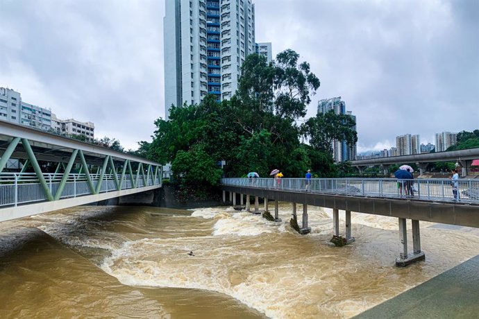 Archivo - 08 September 2023, China, Hong kong: Rapid water flood on the river after record-breaking rainfall. At least two people were killed and more than 100 injured in record rainfall and flooding in Hong Kong, the South China Morning Post newspaper re