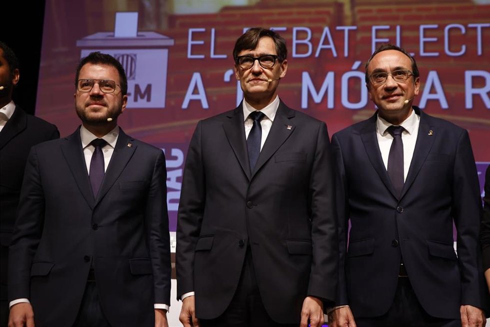 (I-D) El presidente de la Generalitat y candidato de ERC a la reelección, Pere Aragons, el primer secretario y candidato del PSC a las elecciones catalanas, Salvador Illa, y el exconseller Josep Rull.