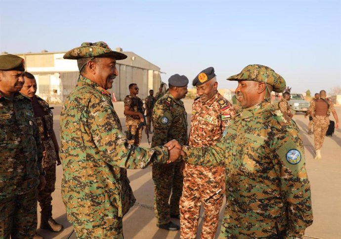 Archivo - KHARTOUM, March 13, 2024  -- This photo provided by Sudan's Transitional Sovereign Council shows a Sudanese army officer (R, front) welcoming the General Commander of the Sudanese Armed Forces (SAF) Abdel Fattah Al-Burhan (L, front) upon his arr