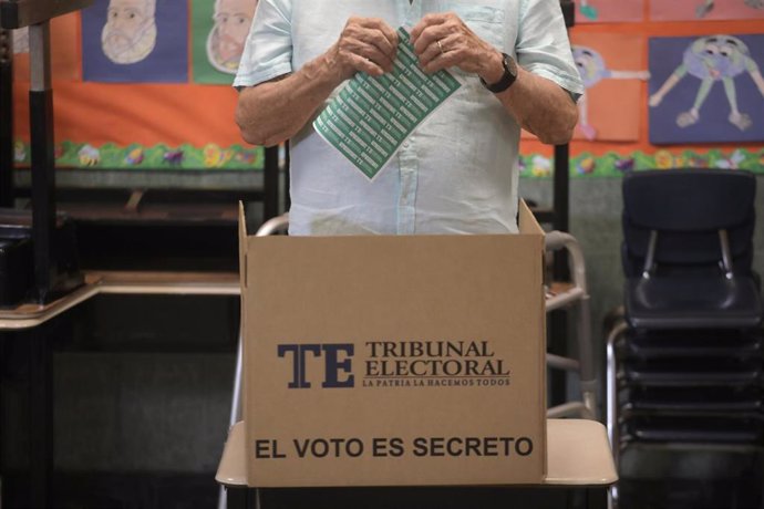 Archivo - Un hombre vota en las elecciones de Panamá de 2019.