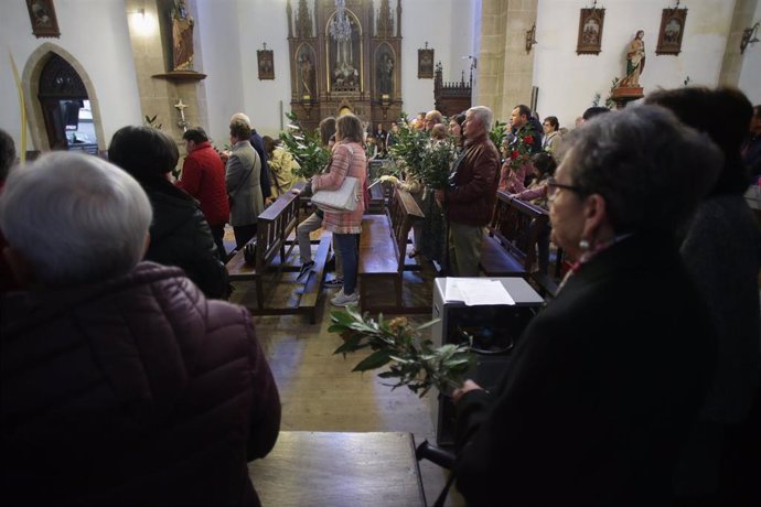 Archivo - Un sacerdote bendice los ramos de los feligreses que se reúnen durante la celebración del Domingo de Ramos en la Catedral Basílica de la Asunción, a 2 de abril de 2023, en Mondoñedo, Lugo , Galicia, (España). 
