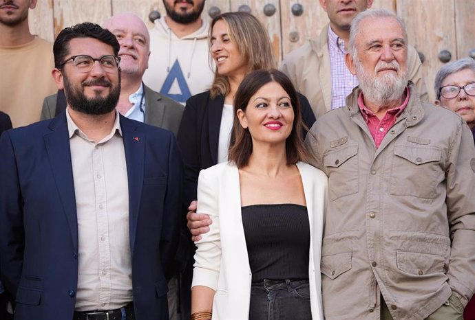 La ministra de Juventud e Infancia, Sira Rego (c), junto a su número dos Antonio Rodrigo Torrijos (2d) y el  ex alcalde de Trebujena, Jorge Rodríguez (2i). A 03 de mayo de 2024, en Sevilla (Andalucía, España). 