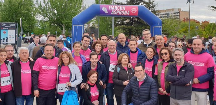 Foto de familia de autoridades antes de participar en la 47 edición de la Marcha Asprona de Valladolid