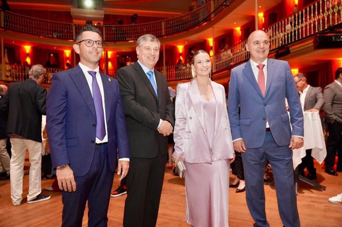 La presidenta del Govern, Marga Prohens, asiste a la repartura del Teatro Pereira de Ibiza.
