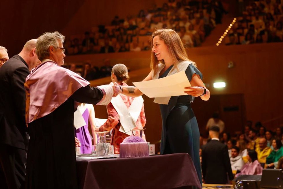 Los alumnos de la promoción 2024 de la USJ celebran su graduación.
