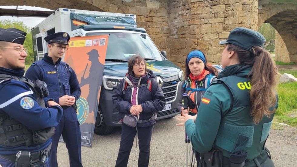 Nueva oficina móvil de atención al peregrino de la Guardia Civil de León