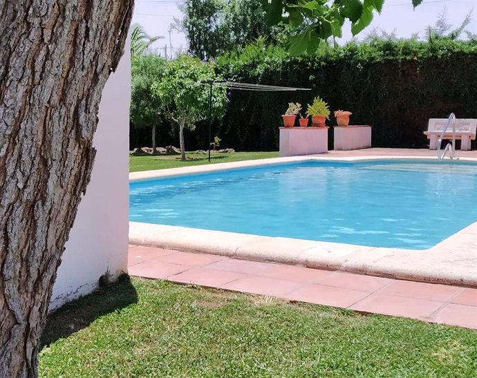 Archivo - Una piscina particular en una vivienda residencial de Chiclana de la Frontera (Cádiz). ARCHIVO.