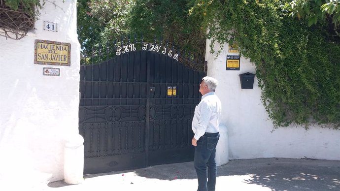El concejal socialista en el Ayuntamiento de Málaga Salvador Trujillo en la puerta de Hacienda San Javier