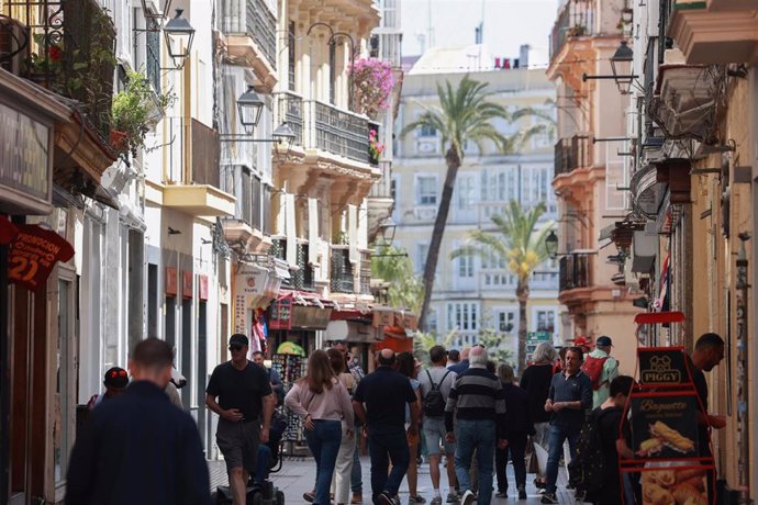 Gente andando por una de las calles del centro histórico de Cádiz.