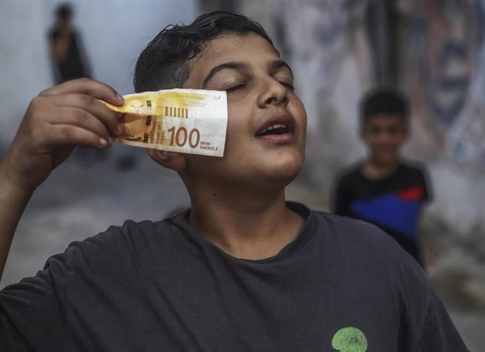Archivo - Un niño palestino con dinero en la Franja de Gaza 