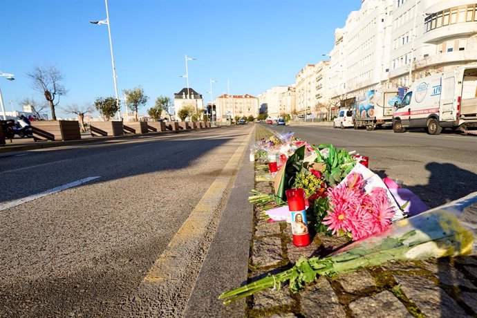 Archivo - Flores en la calle Castelar de doble sentido donde el viernes, 3 de febrero de 2023, se produjo un atropello mortal a un motorista de 19 años, a 8 de febrero de 2023, en Santander, Cantabria (España). 