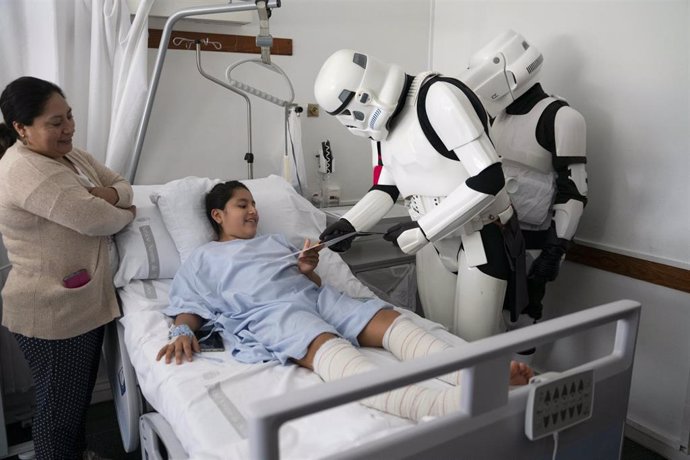 Los pacientes de oncología pediátrica del Hospital Universitario de Navarra han recibido la visita de varios personajes de Star Wars