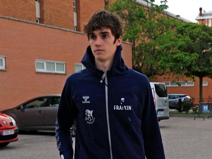 Pablo Urdangarin sale del estadio tras el partido con su equipo, Fraikin Granollers, contra el Recoletas Atlético Valladolid de balonmano, a 28 de abril de 2024, en Valladolid (Castilla y León, España)