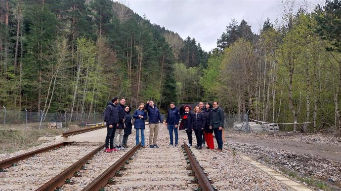 Varios diputados provinciales del PSOE Alto Aragón en su visita a Canfranc para conocer los trabajos de la reapertura del paso ferroviario internacional.
