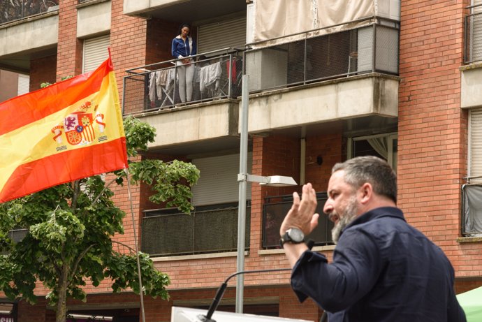 El presidente de VOX, Santiago Abascal, interviene durante un acto de campaña de VOX, en la plaza Llibertat, a 4 de mayo de 2024, en Salt, Girona, Catalunya (España).