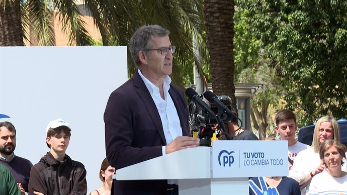 El líder del PP, Alberto Núñez Feijóo, en un míting a Badalona (Barcelona)